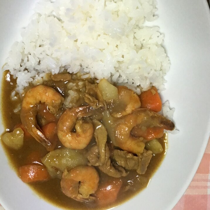 えび、豚こま、じゃがいも、にんじん、玉ねぎのカレー